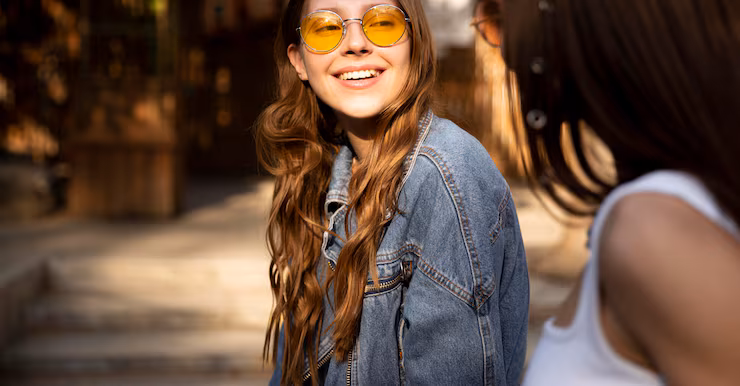 smiley-girlfriends-talking_23-2148630920